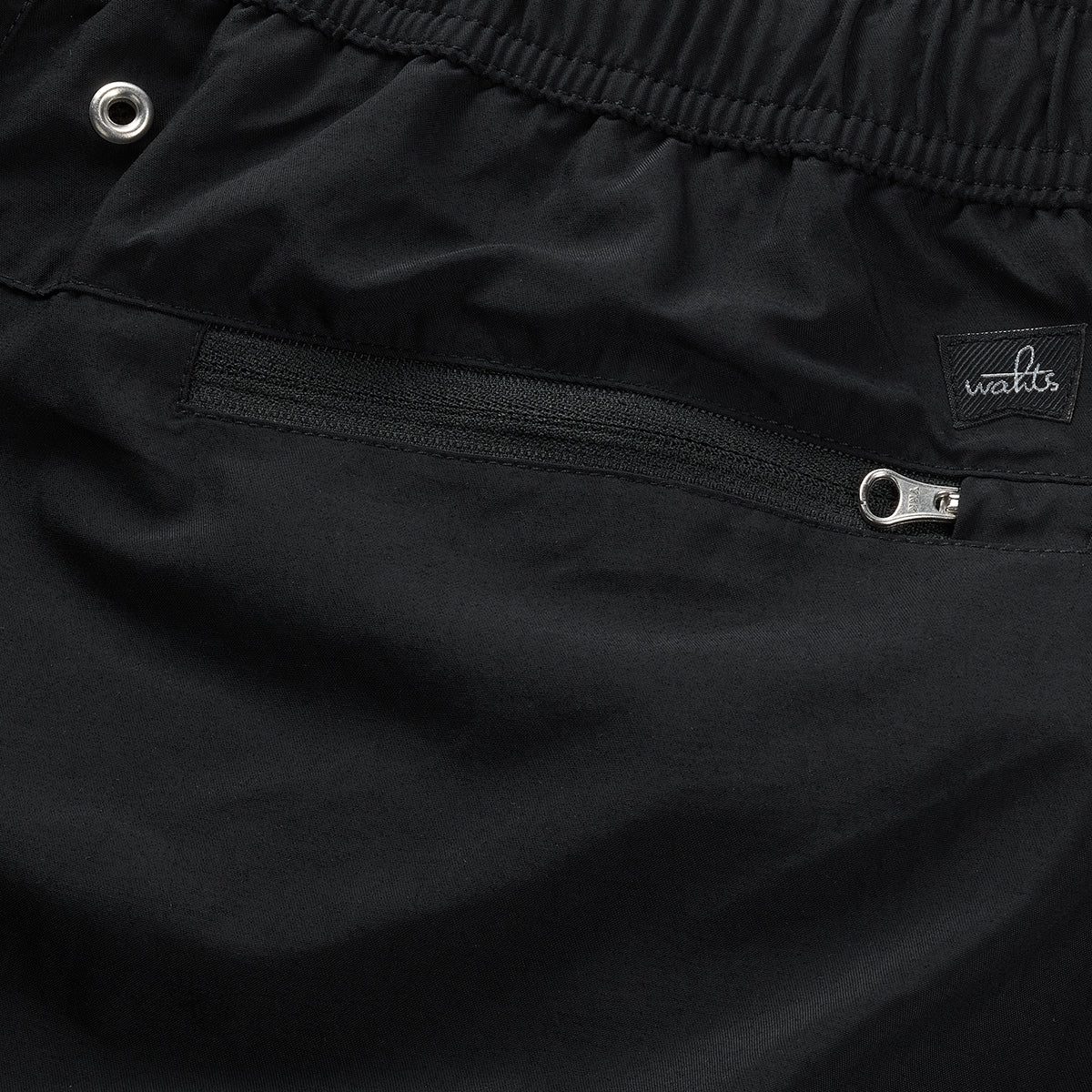 JAMES | Pure Black
