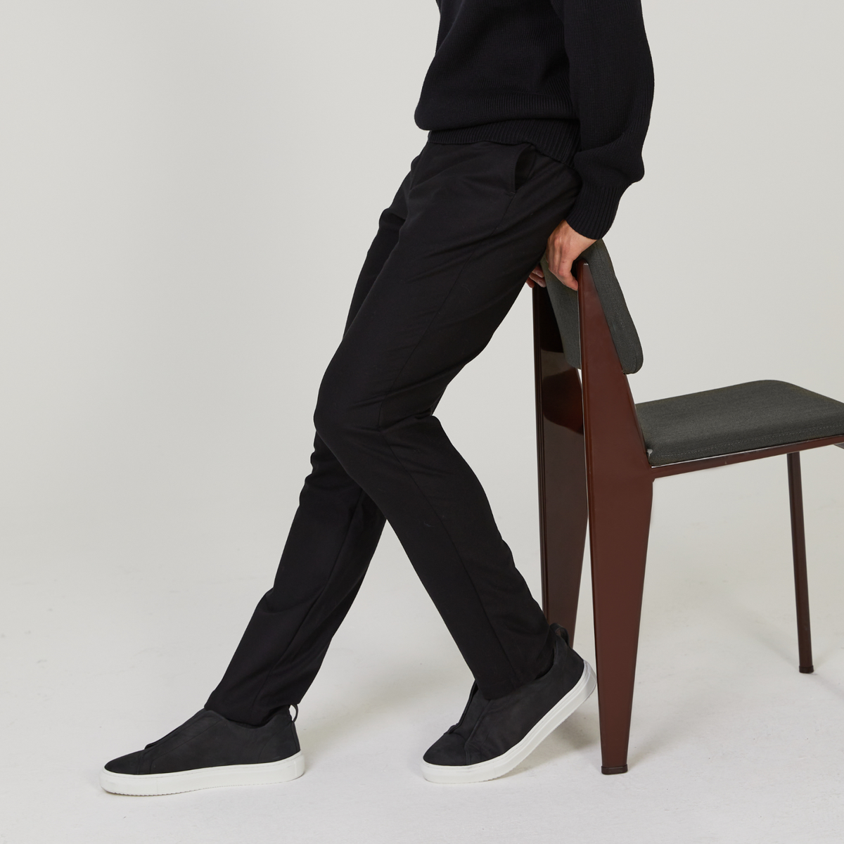 HIGGINGS | Off Black